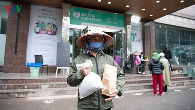 VND0 Happy Supermarket provides support to underprivileged people