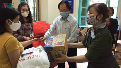 More needy people in Hanoi access free food amid COVID-19