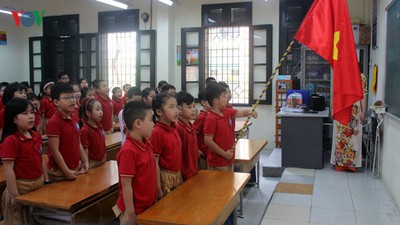 Kindergarten, primary school pupils head back to school in Hanoi