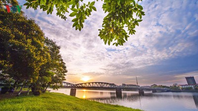 Summer transforms Hue into city of colourful charming flowers
