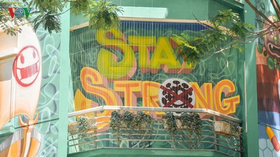 Graffiti artworks on show in Hanoi villa depicts fight against COVID-19