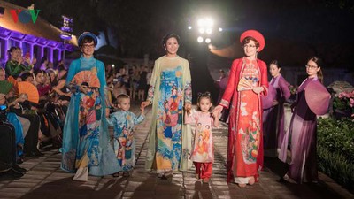 Ao Dai displaying Vietnamese cultural heritage on show in Hanoi