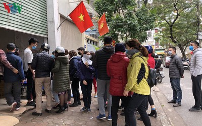 People queue up to buy medical masks at standard price