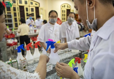 Hue students make handwashing solution in line with WHO standards