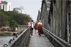 Foreign visitors wander Hue streets without face masks