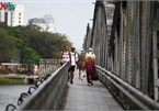 Foreign visitors wander Hue streets without face masks