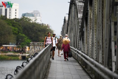 Foreign visitors wander Hue streets without face masks