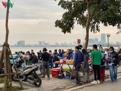 Hanoians return to West Lake in droves amid COVID-19 threat