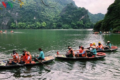 Trang An landscape complex packed with tourists during public holidays