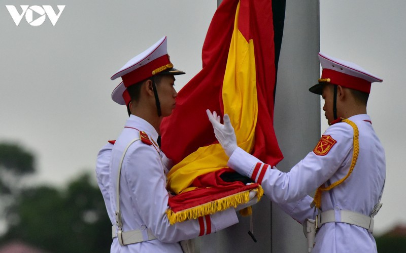 national flags flown at half-mast to mourn former party leader le kha phieu hinh 6