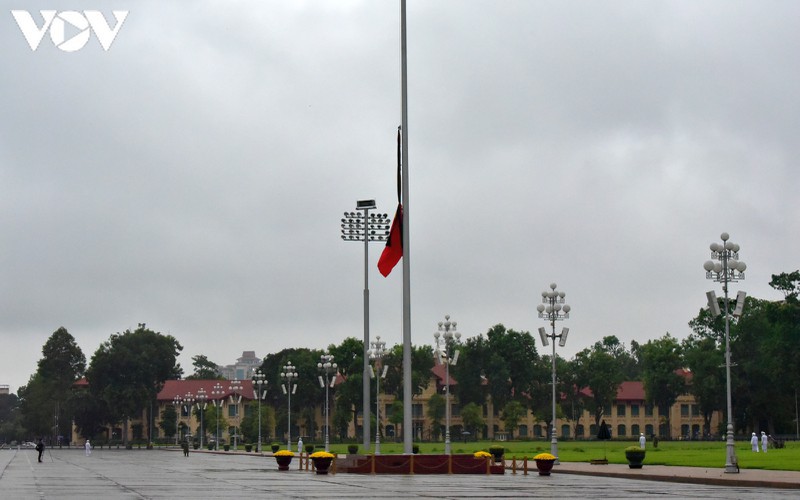 national flags flown at half-mast to mourn former party leader le kha phieu hinh 9