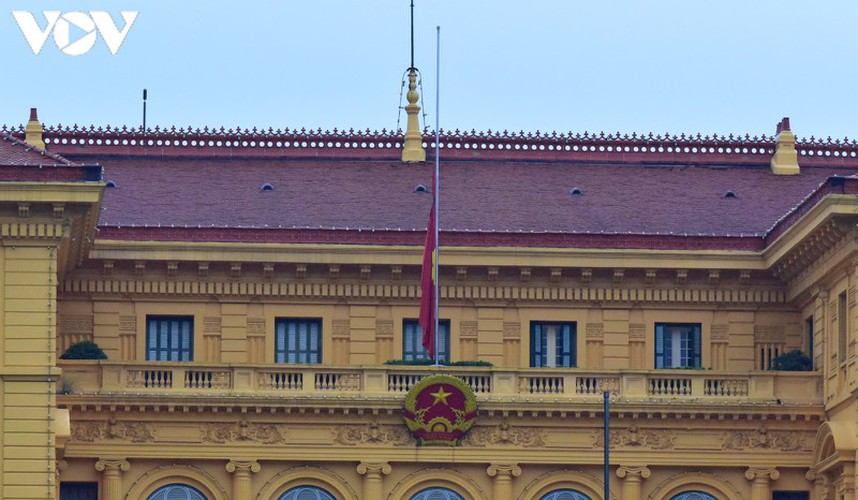 national flags flown at half-mast to mourn former party leader le kha phieu hinh 10