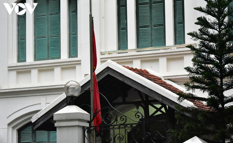 national flags flown at half-mast to mourn former party leader le kha phieu hinh 14