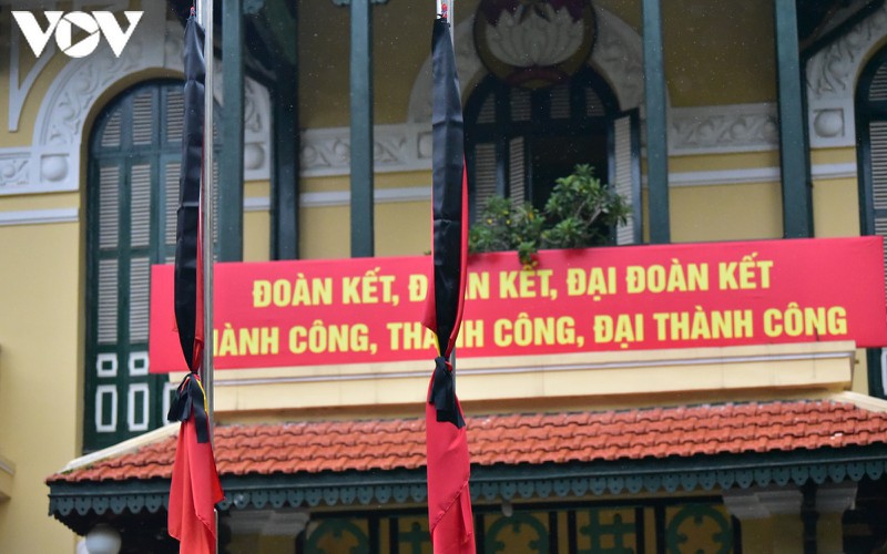 national flags flown at half-mast to mourn former party leader le kha phieu hinh 12