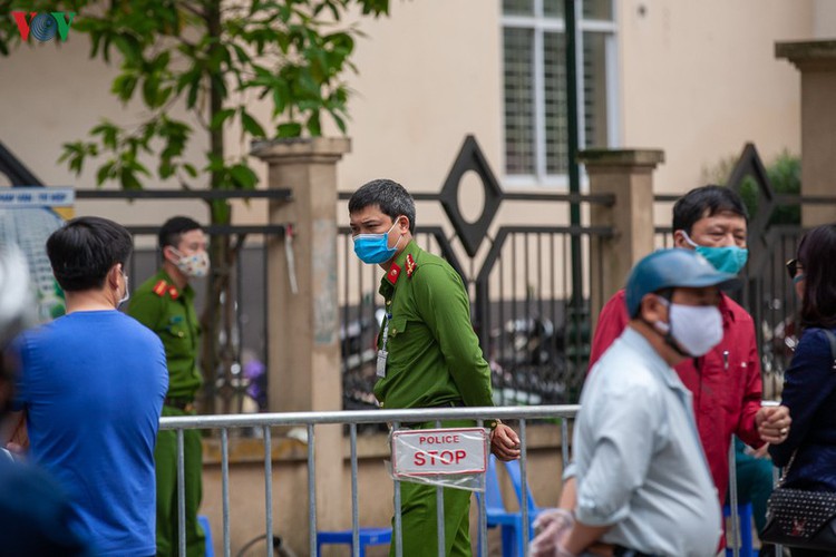 covid-19: people line up for registration at hanoi quarantine area hinh 10