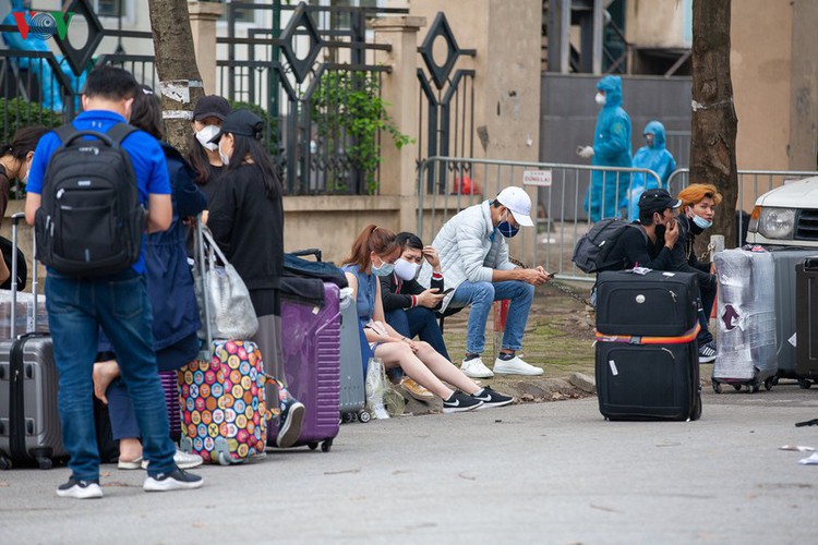 covid-19: people line up for registration at hanoi quarantine area hinh 11