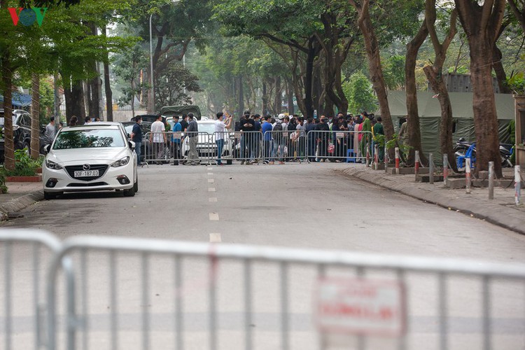 covid-19: people line up for registration at hanoi quarantine area hinh 13
