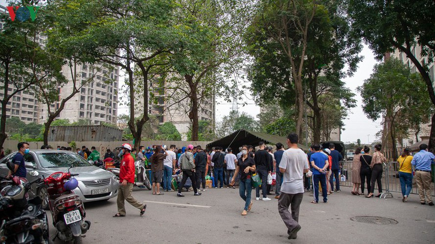 covid-19: people line up for registration at hanoi quarantine area hinh 14