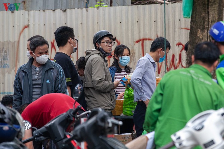 covid-19: people line up for registration at hanoi quarantine area hinh 16