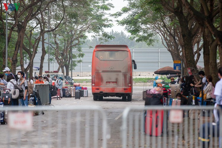 covid-19: people line up for registration at hanoi quarantine area hinh 1