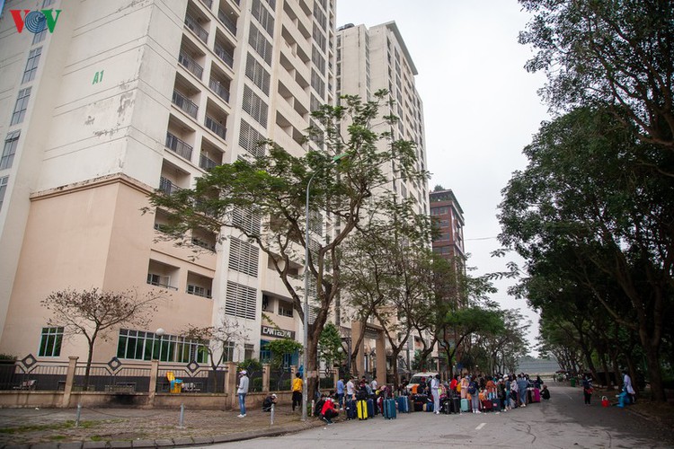 covid-19: people line up for registration at hanoi quarantine area hinh 2