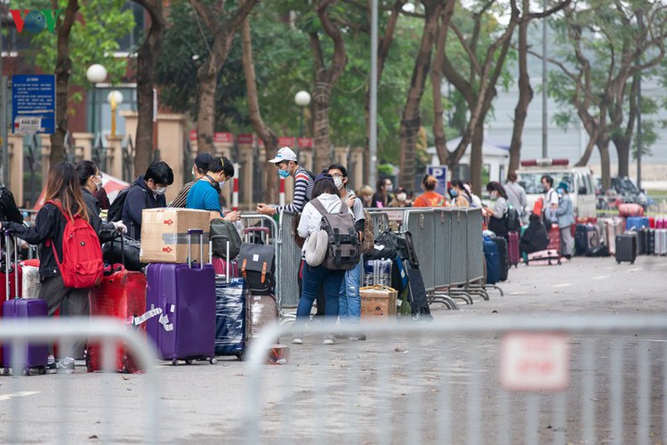 covid-19: people line up for registration at hanoi quarantine area hinh 3