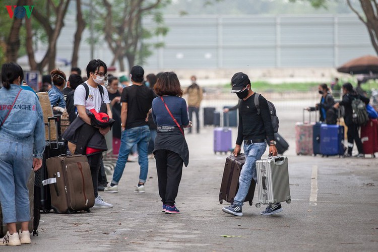 covid-19: people line up for registration at hanoi quarantine area hinh 5