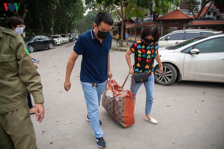 covid-19: people line up for registration at hanoi quarantine area hinh 6