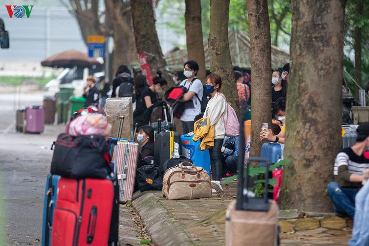 covid-19: people line up for registration at hanoi quarantine area hinh 7