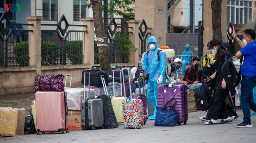 covid-19: people line up for registration at hanoi quarantine area hinh 8