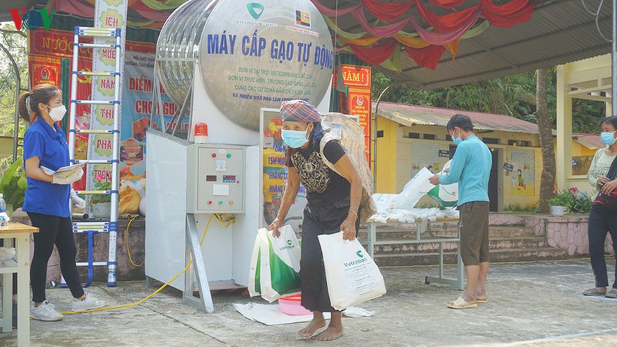 covid-19: minority people get gifts from ‘rice atms’ hinh 13