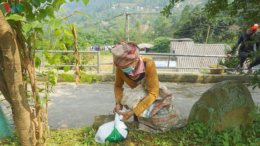 covid-19: minority people get gifts from ‘rice atms’ hinh 14