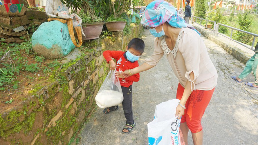 covid-19: minority people get gifts from ‘rice atms’ hinh 16