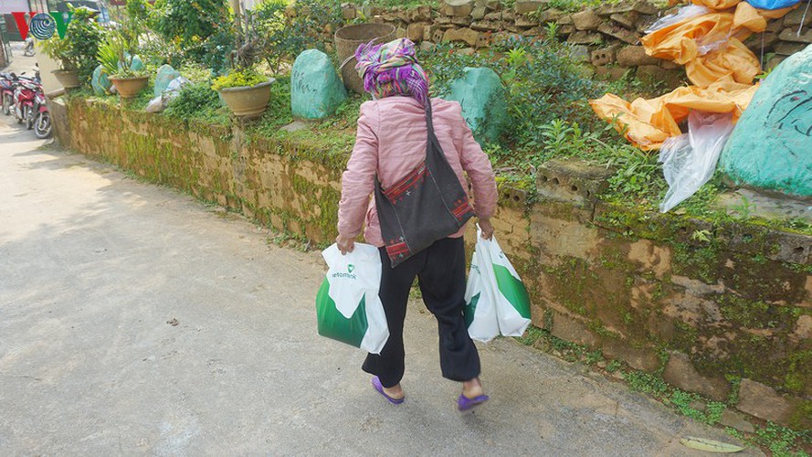 covid-19: minority people get gifts from ‘rice atms’ hinh 17