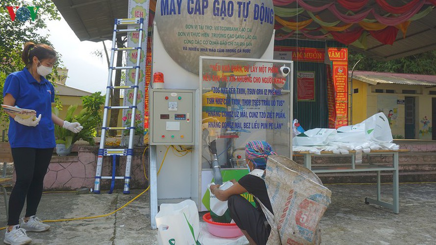 covid-19: minority people get gifts from ‘rice atms’ hinh 7