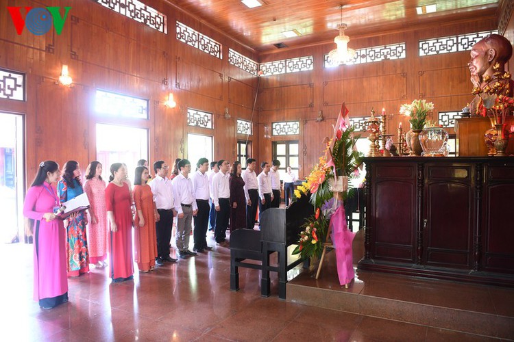 a look at president ho chi minh’s house throughout his childhood hinh 18