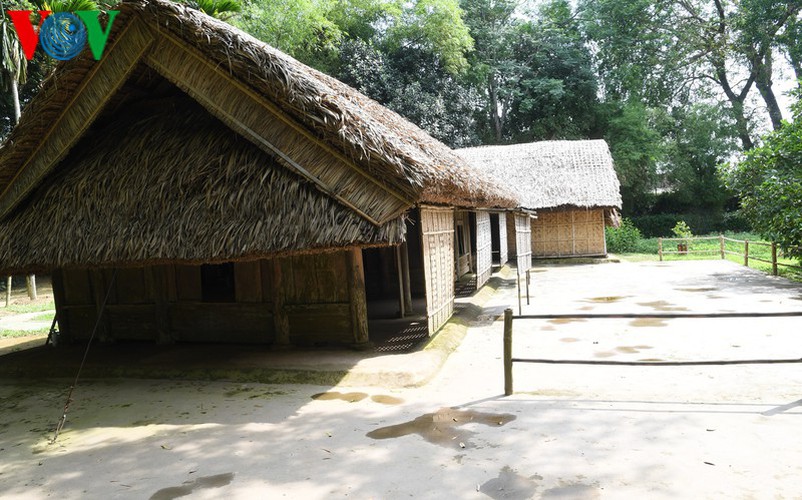 a look at president ho chi minh’s house throughout his childhood hinh 1