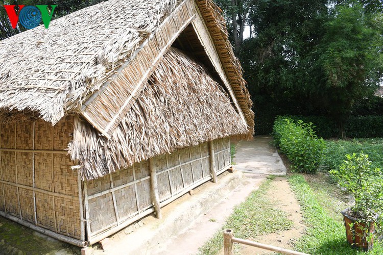 a look at president ho chi minh’s house throughout his childhood hinh 3