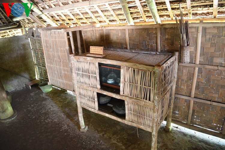 a look at president ho chi minh’s house throughout his childhood hinh 7