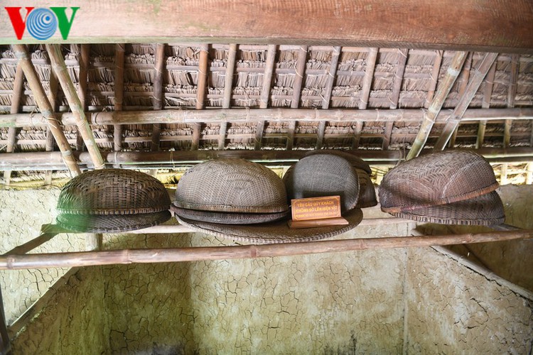 a look at president ho chi minh’s house throughout his childhood hinh 8