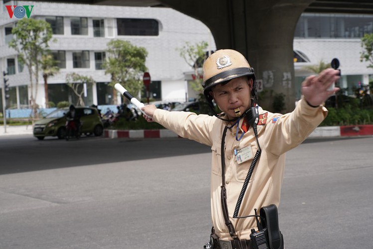 traffic wardens work hard under the scorching sun hinh 1