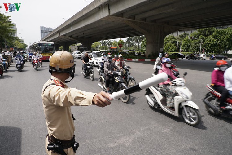 traffic wardens work hard under the scorching sun hinh 2