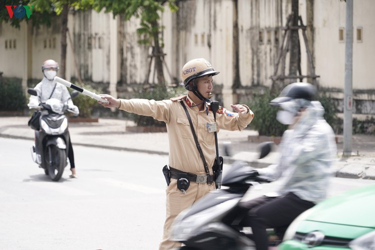 traffic wardens work hard under the scorching sun hinh 3