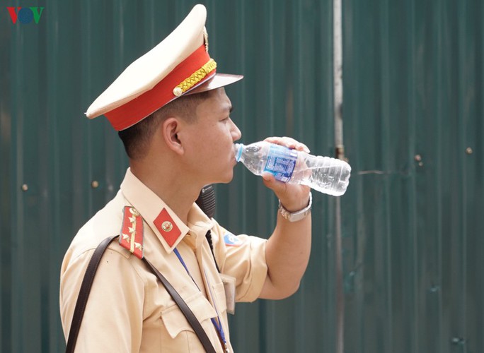 traffic wardens work hard under the scorching sun hinh 5