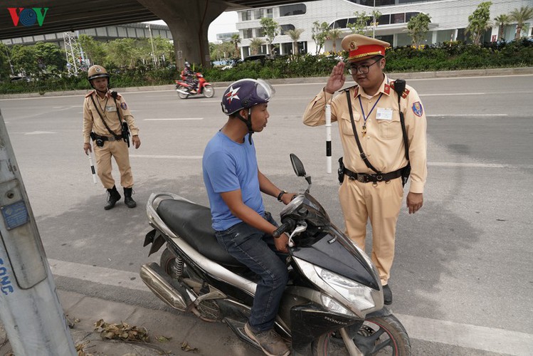 traffic wardens work hard under the scorching sun hinh 6