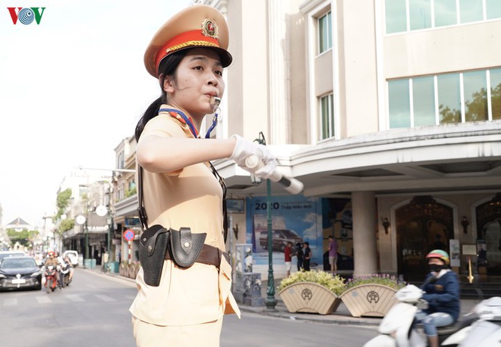 traffic wardens work hard under the scorching sun hinh 8