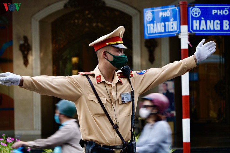 traffic wardens work hard under the scorching sun hinh 9