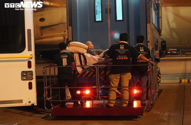 covid-19: recovered british pilot leaves hanoi for hometown hinh 1