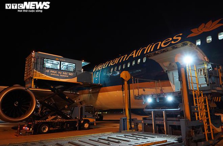 covid-19: recovered british pilot leaves hanoi for hometown hinh 4