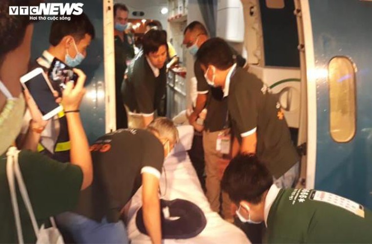 covid-19: recovered british pilot leaves hanoi for hometown hinh 5